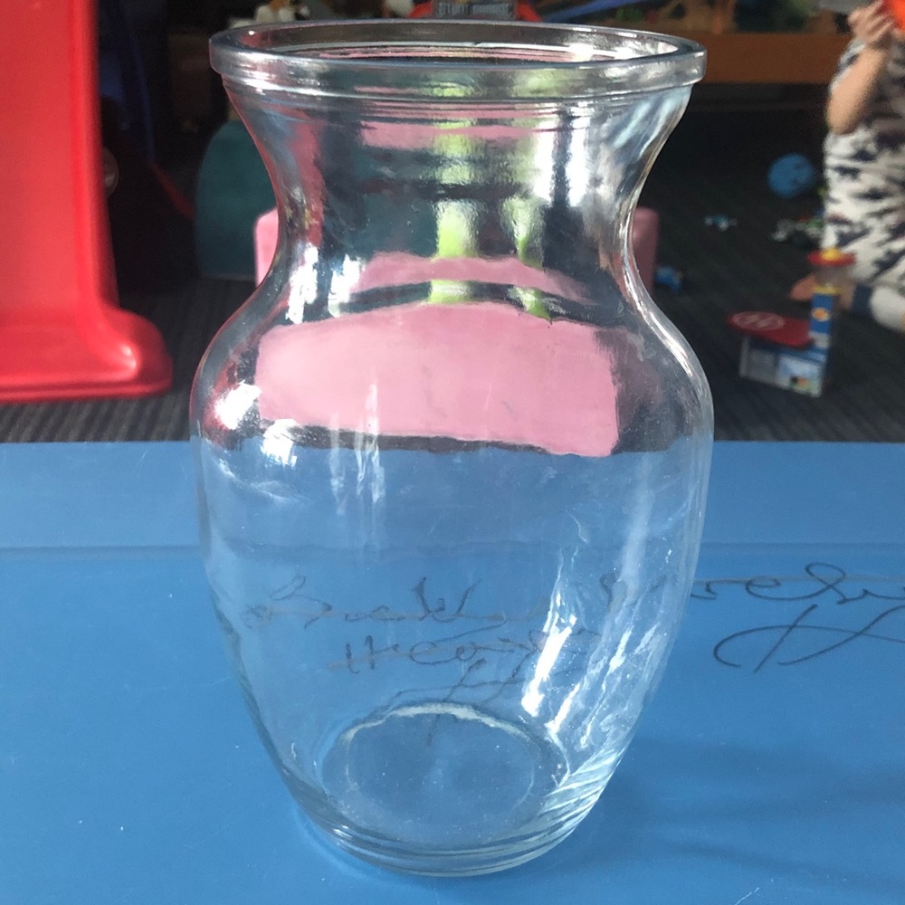 🚚 Clear Glass Vase